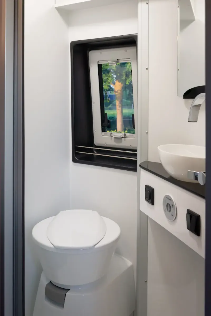 Toilet met zwenkwand — volledig uitgeruste badkamer